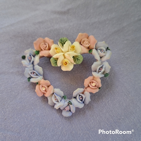 SOLD Vtg cottagcore pastel rose heart shaped brooch - Picture 4 of 8